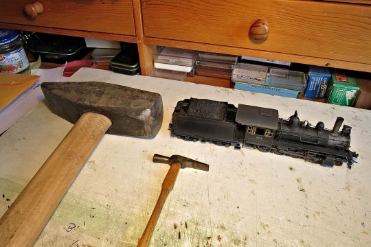 Hammer ist nicht gleich Hammer! Der eine aus meiner Zeit als Lokschlosser vor nun fast 60 Jahren, der andere für die Modellbahnerei!