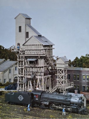 Das soll es werden, eine historische Bekohlungsanlage oder wie die Amerikaner sagen, ein coal tower; hier schon einmal als fertiges Modell auf einem Bild des Model Railroaders vom Dezember 1996.