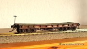 The first model was thought as a gift to my friend Rob in England and he added one of his steam rollers as load. So he received a model looking very close to the Canda flat car with its load as seen on model before.