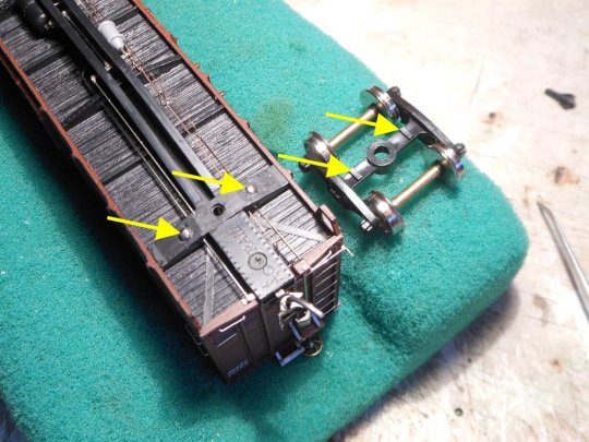 Am anderen Ende des Modells erhält das frame bolster zwei seitliche Auflagepunkte, auf denen das Drehgestell gleiten kann. Fertig!