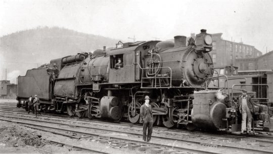 Und so sieht eine der drei Lokomotiven dieses Types aus, wenn sie über Jahre hinweg ihren Dienst versehen hat, schmutzig, staubig, glanzlos und kaum noch eine Beschriftung zu erkennen - ein frei nutzbares Bild nach ''Wikimedia Commons''.