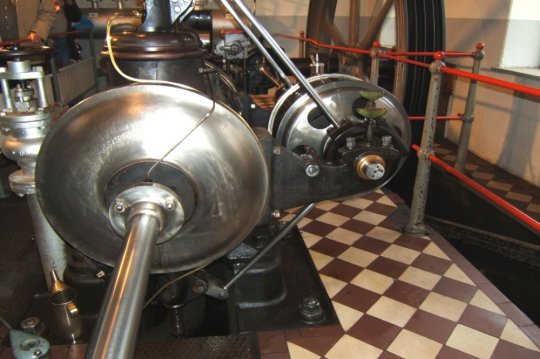 Dampfzylinder und Regler - ein sogenannter Pröll-Regler - der stationären Dampfmaschine in Wilsdruff/Sa.