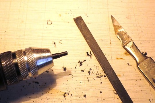 Ein sinnvoller erster Arbeitsgang - ein Zapfen wird gedrechselt, von dem dann alle Teile hergestellt werden. Damit gibt es keine Überschreitung der Abmessungen der Einzelteile. 
