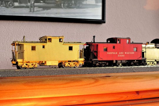 Beide N&W cabooses nebeneinander, so neu, dass der CF class caboose noch nicht einmal Farbe abbekommen hat. Aber der Unterschied ist deutlich, einmal mit einer Beplankung aus Holz, der ander mit Stahl!