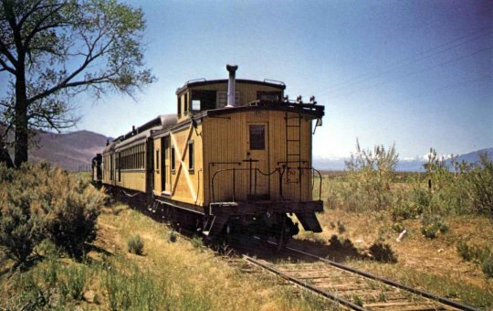 Dieser Zug unterwegs in den Weiten von Colorados Prairie.