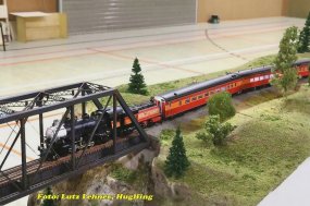 Hier ist dieser Zug als Modell allerdings auf den Modulen des AMREG-Freundeskreises aus Dresden und Umgebung unterwegs.