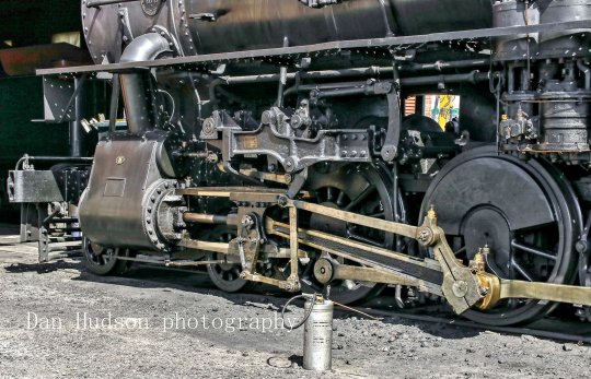 Dieses schöne Bild der class M der Strasburg Rail Road von Dan Hudson zeigt in bester Ansicht alle Details von Steuerung und Antrieb einer Damplok. Für mich ein Bild zum Genießen!