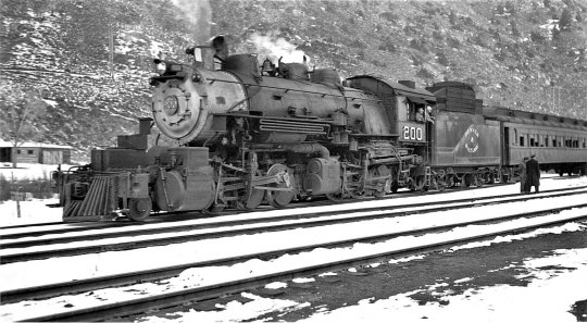 Und nun - Denver & Salt Lake no. 200 - fotografiert in Hot Sulphur, Colorado im Jahr 1941 von Joseph Schick. Auch wenn diese Lok nicht die größte ist, aber bullig und kraftvoll sieht sie schon aus!