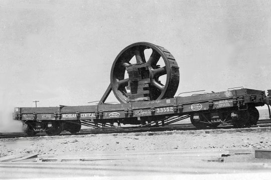 Ein weiteres Vorbild, das die Lokomotiven transportieren könnte. Nein, wird! Trotz der acht Spanneisen hängt der Wagen ganz schön durch! Und er ist sehr ähnlich zu einem früheren Modellbau!