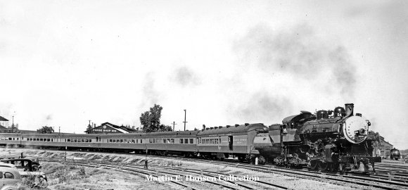 Der Sacramento Daylight mit der Lok no. 3001 - eine Aufnahme vom Juli 1946 mit Zug no. 46 beim Durchfahren der Gleisanschlüsse von Sacramento, CA.