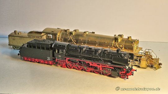 Große Lokomotiven, beide! Aber wie bescheiden wirkt da doch die deutsche Baureihe 44.