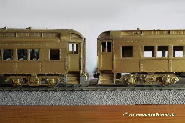 Zwei Bilder zu einem zusammengefügt, links das originale Drehgestell, rechts das Modell mit dem neuen Drehgestell.
