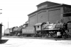 Zwei dieser Lokomotiven der Norfolk & Western, hier in Front sogar ''meine'' 422 - nach der Bildunterschrift des Originalfotos ''waiting for the trip to the scrap yard''. - Freie Nutzung dieses Bildes gemäß Creative Commons, siehe Bildunterschrift in der Beschreibung.